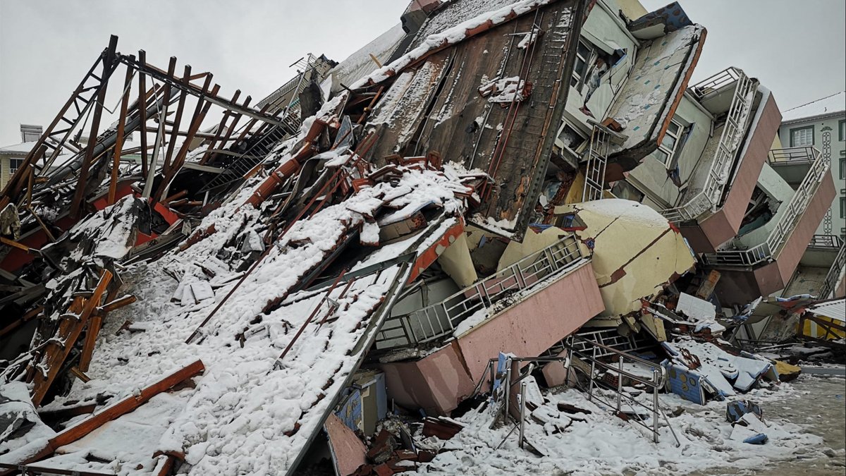 Enkaz altındaki insanları arayıp dalga geçen iki kişi yakalandı