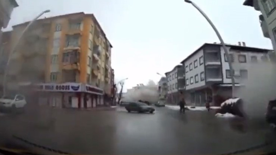 Önce şiddetli sarsıntı sonrası toz bulutu: Korkunç video Kahramanmaraş Elbistan'dan