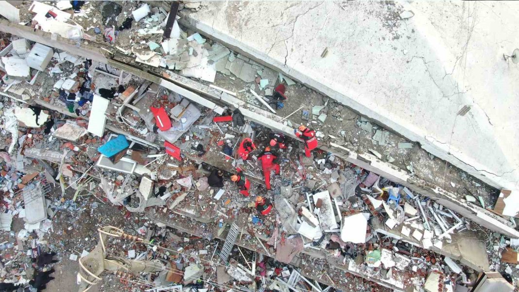 2 gün önce taşındığı evin enkazında kaldı: Ev değil mezar almışım