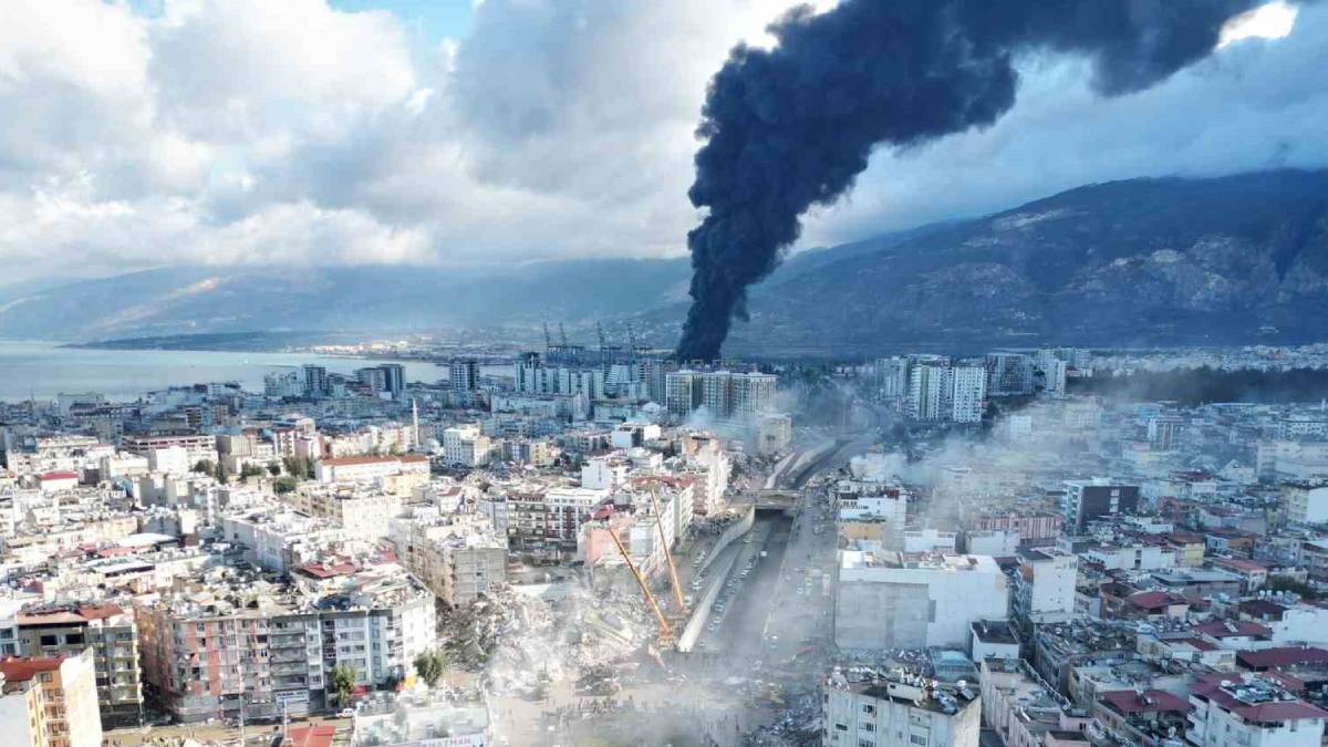 Depremin yerle bir ettiği İskenderun'da yeni tehlike