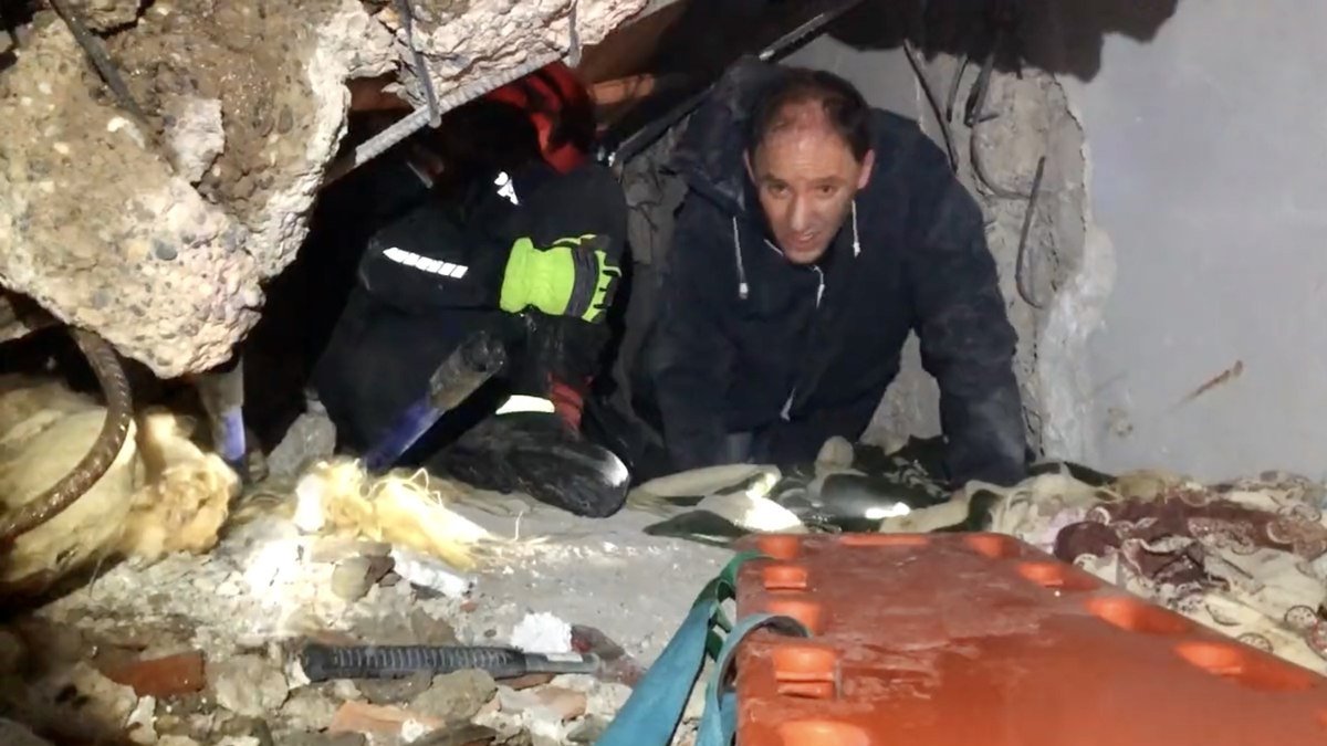 CHP'li vekil Yavuzyılmaz arama kurtarma çalışmalarına katıldı: Ekip az, vatandaş çaresiz