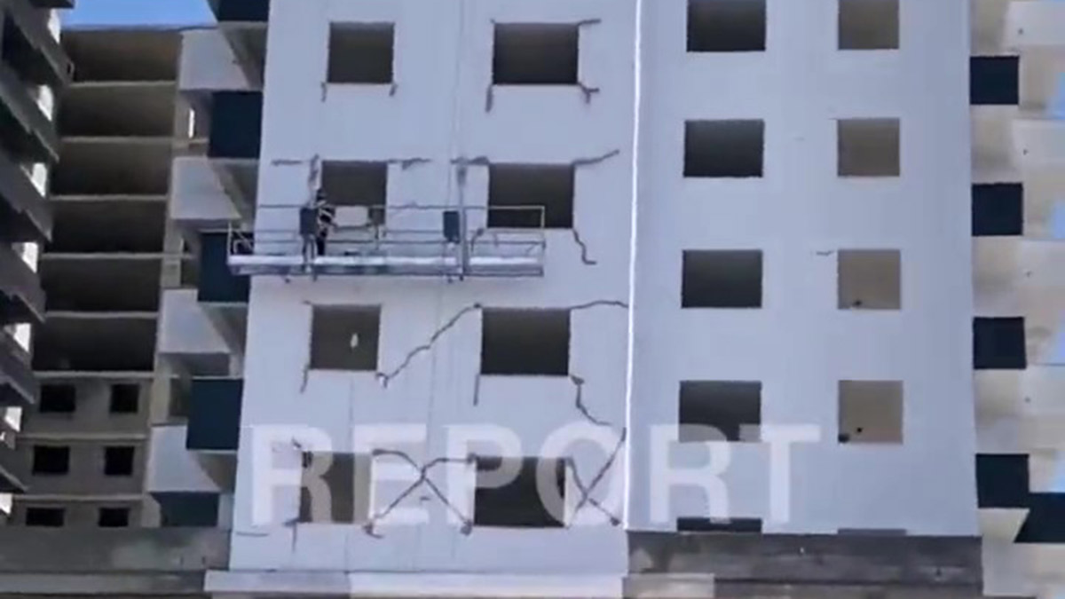 Adana'da akılalmaz görüntüler! Yeni binadaki deprem yarıklarını sıva ile kapattılar