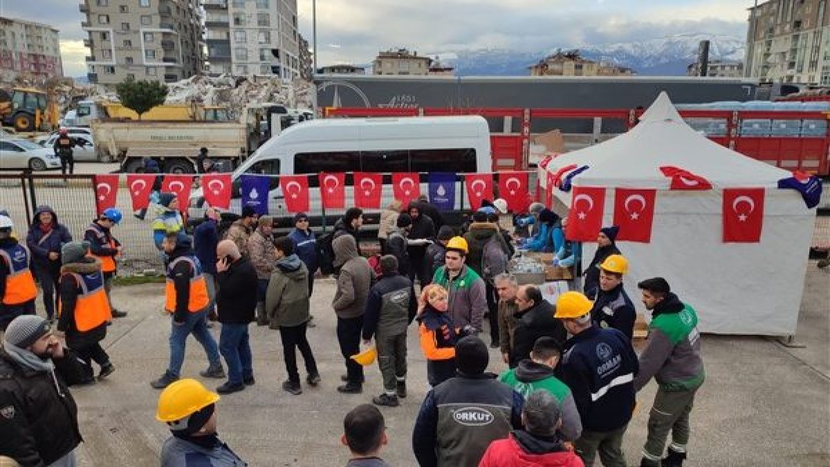 İBB Hatay’da sıcak yemek dağıtmaya başladı
