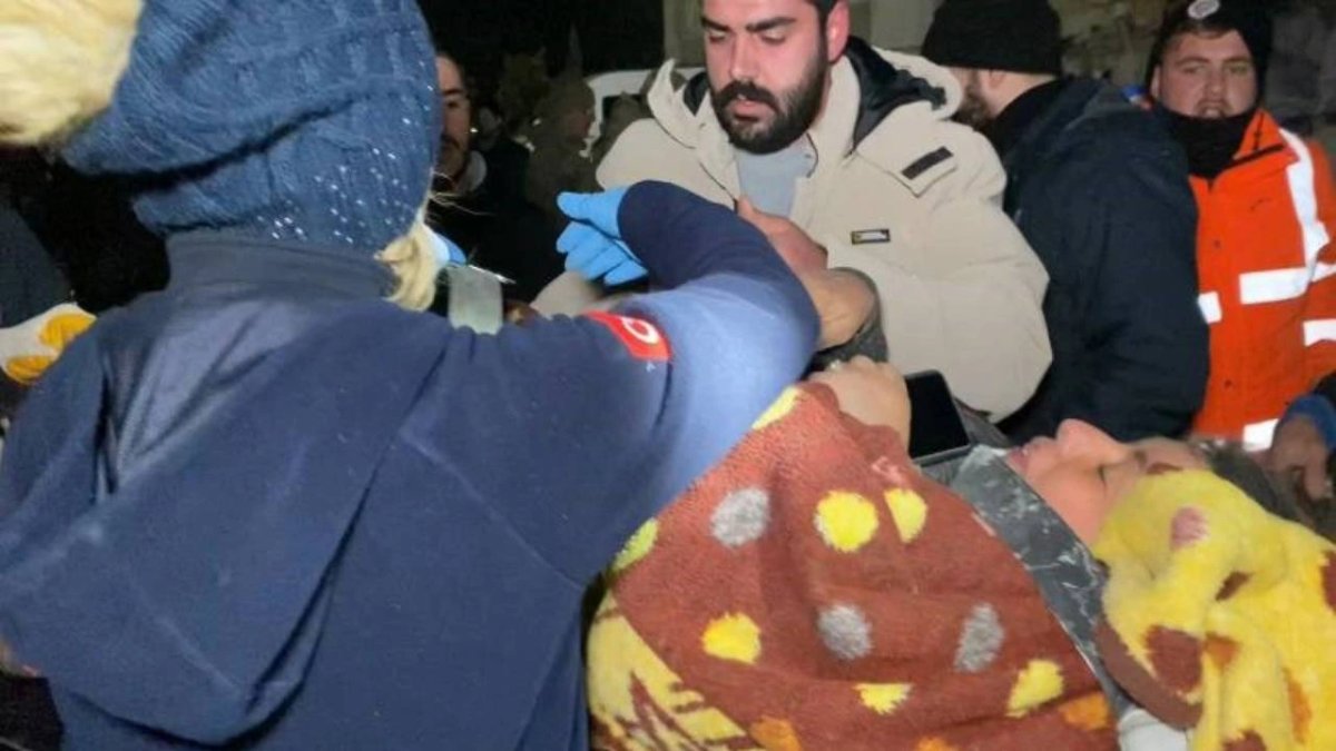 Hatay'da enkaz altından 42 saat sonra kurtarılan Fatma Teyze'nin ilk sözleri: Hepinizi çok seviyorum