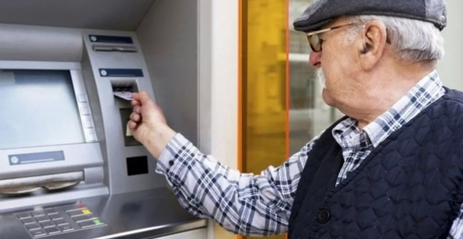 Şimdiye kadarki tüm ikramiyeleri unutun! Emekli bayram ikramiyesi zammı tarihe geçecek