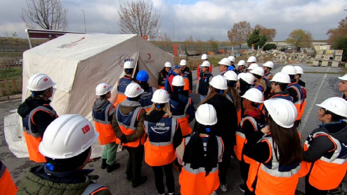 AFAD gönüllü sayısını açıkladı! Deprem sonrasında tüm Türkiye birbirine kenetlendi! 110 bin 41 kişi tek yürek oldu