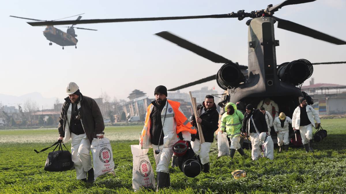 Ellerinde kazma, küreklerle geldiler... Zonguldaklı madenciler enkaza ışık olmak için Hatay'da