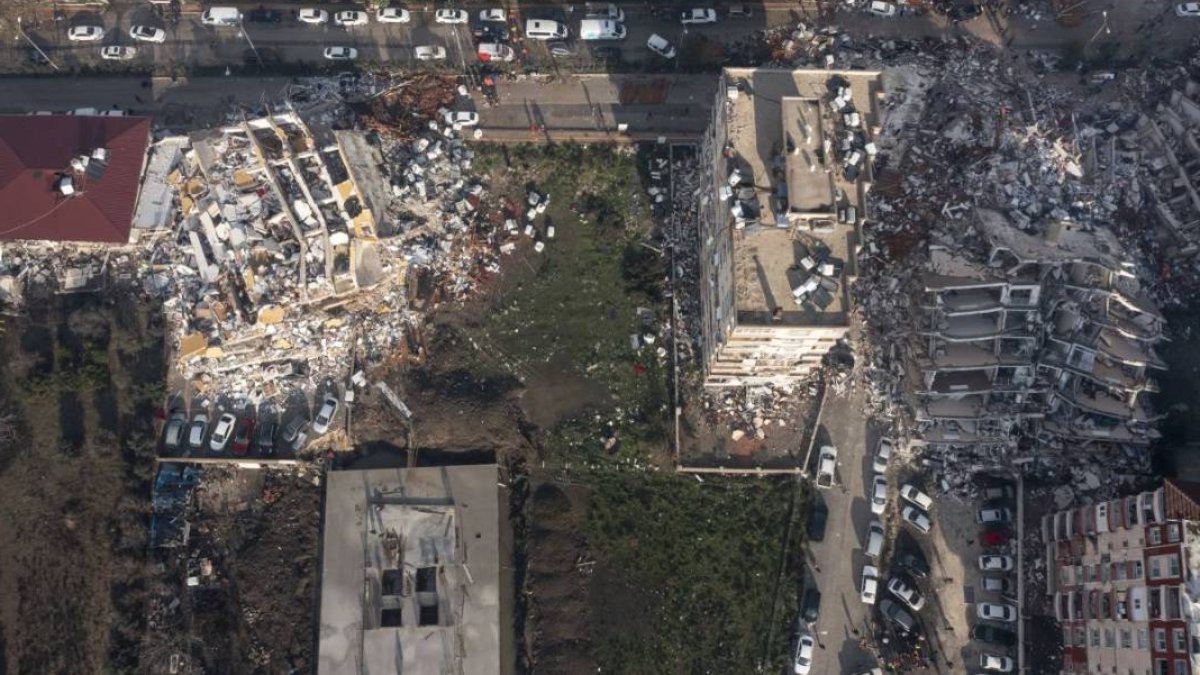 Yunan televizyonundan duygulandıran yayın: Deprem görüntülerini türküyle verdiler