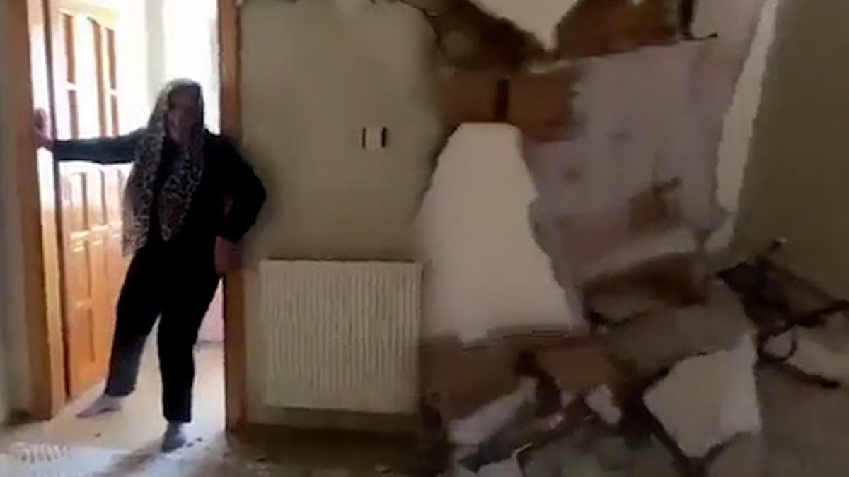 Depreme yakalanan anne ve kızın dehşet anları! 'Anne ne olur buraya gel'