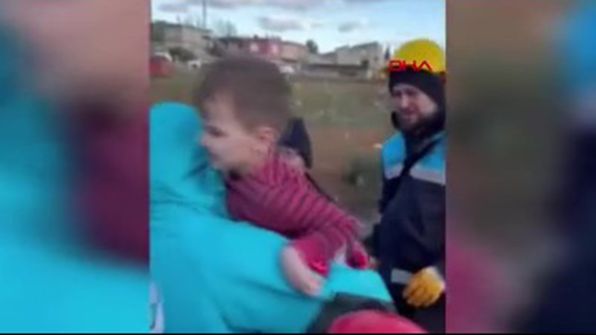 45 saat sonra gelen mucize! Anne ve 2 çocuğu enkazdan hayata döndü