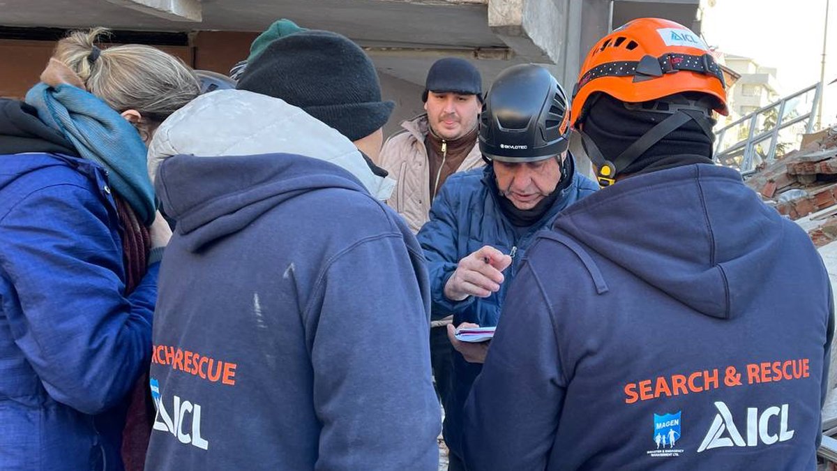 İsrail, deprem bölgesinde sahra hastanesi kuruyor