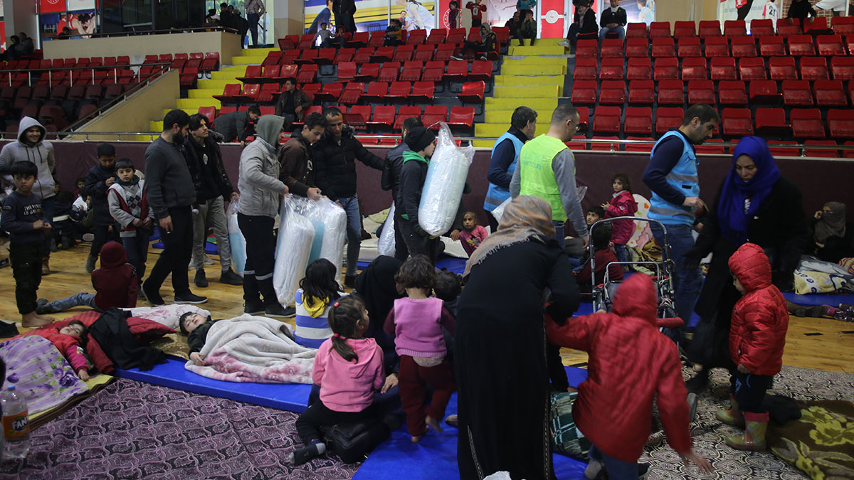 Deprem bölgesindeki vatandaşların tahliye edilmesine karar verildi! Depremzedeler bu adreslerde toplanıyor