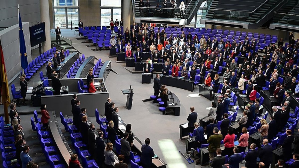 10 ili sarsan depremde binlerce insan hayatını kaybetti: Alman Meclisi'nde Türkiye için saygı duruşu