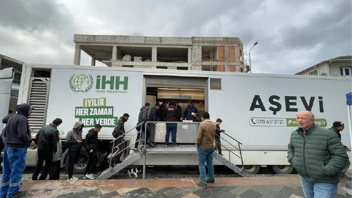 İHH 3 bin 83 kişilik ekibiyle deprem bölgesinde