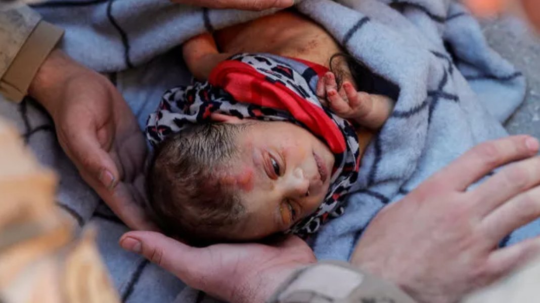 60 saat sonra gelen mucize: Kerem bebek elinde annesinin saçıyla 'umut' oldu