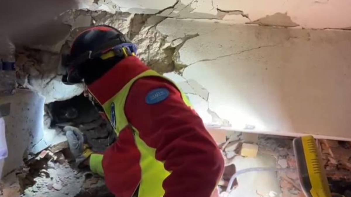 Alman kurtarma görevlisinden afetzedeye duygulandıran sesleniş