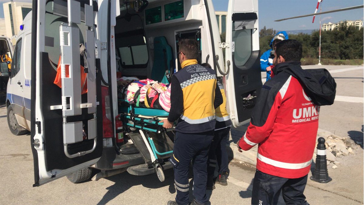 Küçük Tanem ve babası 101. saatte enkazdan sağ olarak kurtarıldı