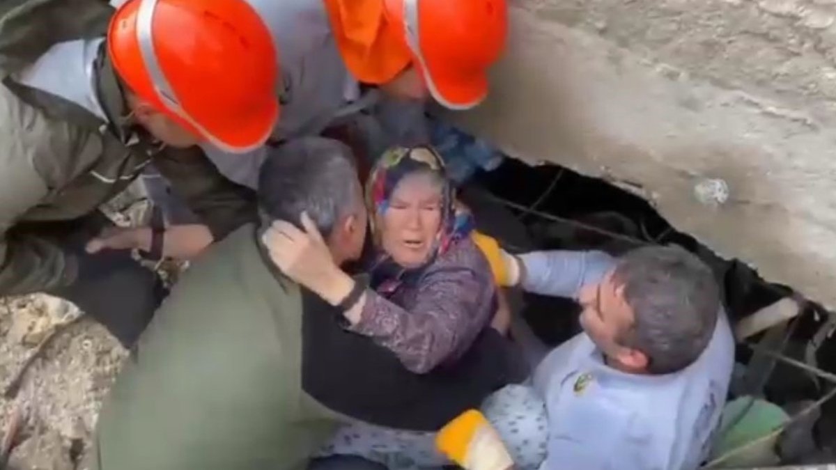 Hatay'da duygulandıran anlar: Kendisini enkazdan kurtaran ekibe 'Yavrularım, çocuklarım' diyerek sarıldı