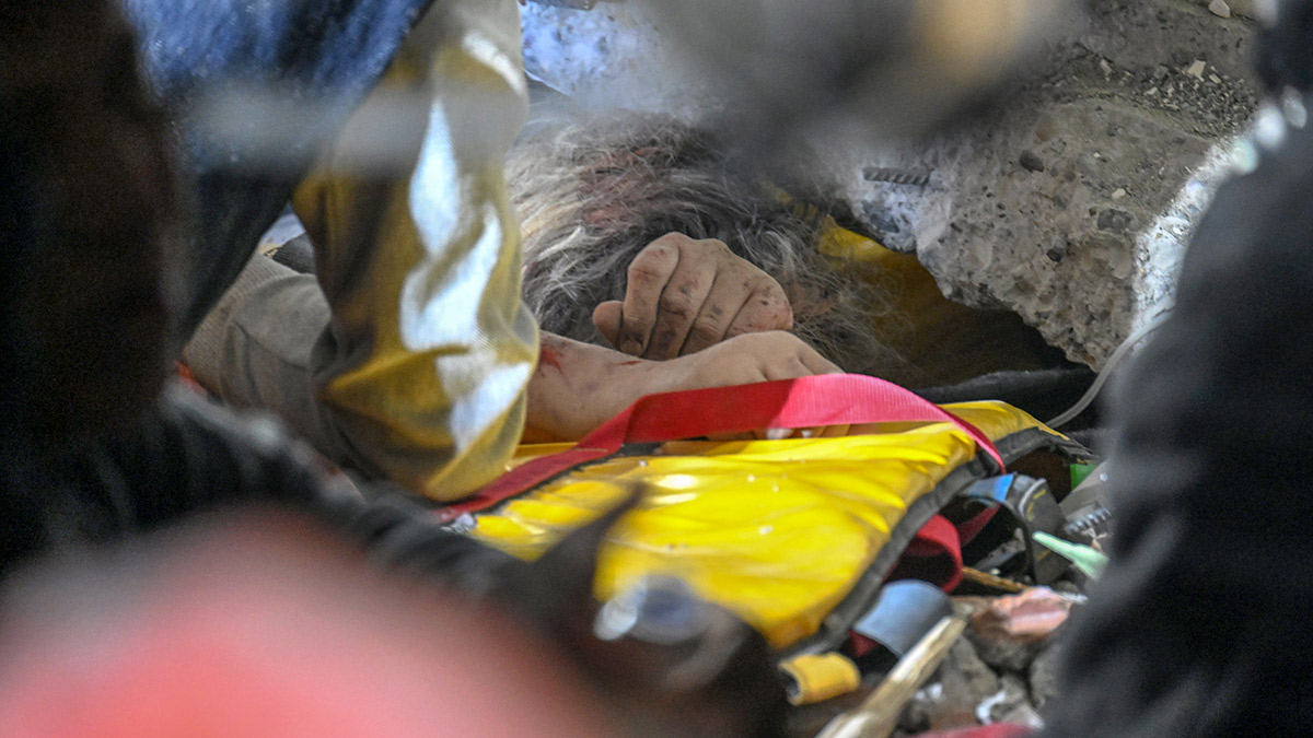 114. saatte yeni mucize: 9 katlı binanın enkazından kurtarıldı