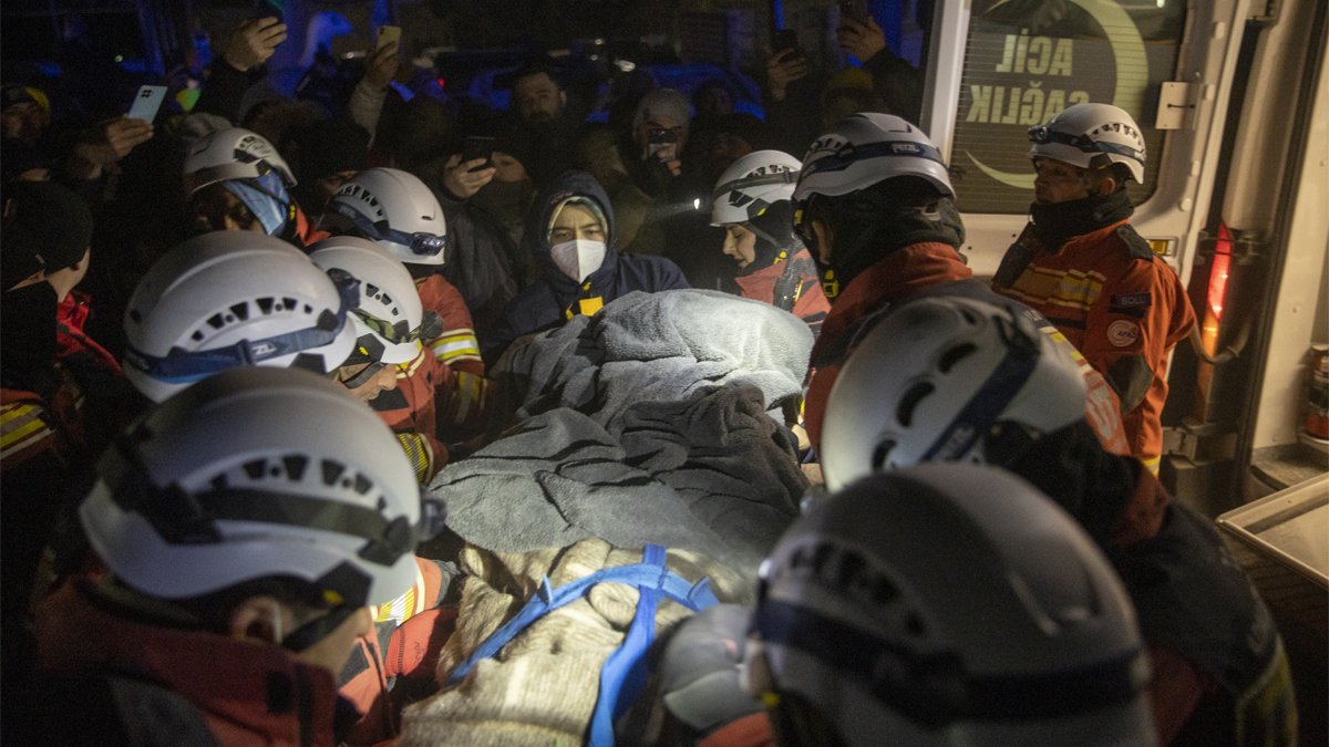 122. saatte umut veren kurtuluş: 70 yaşındaki kadın enkazdan sağ çıkarıldı