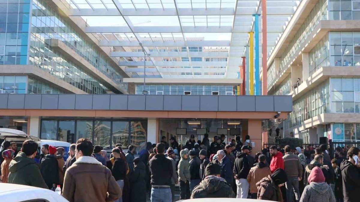 Depremin enkazı kaldırılmadan Suriyeli göçmenler krizi: Mersin bu yükü kaldıramaz