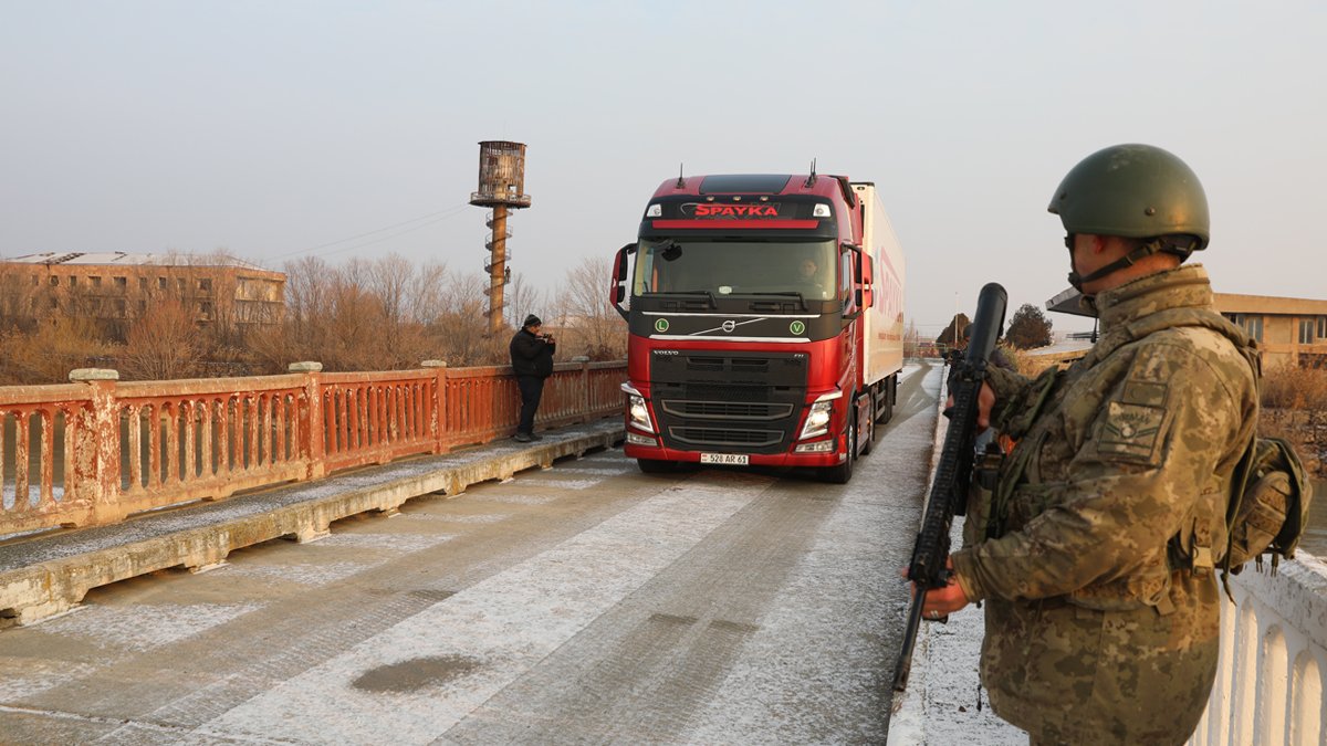 Ermenistan sınır kapısı 35 yıl sonra depremzedelere yardım için açıldı