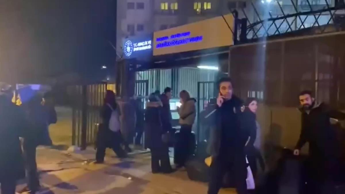 KYK yurtlarındaki öğrenciler zorla çıkarılmaya isyan etti: Otellerinizi saraylarınızı açın