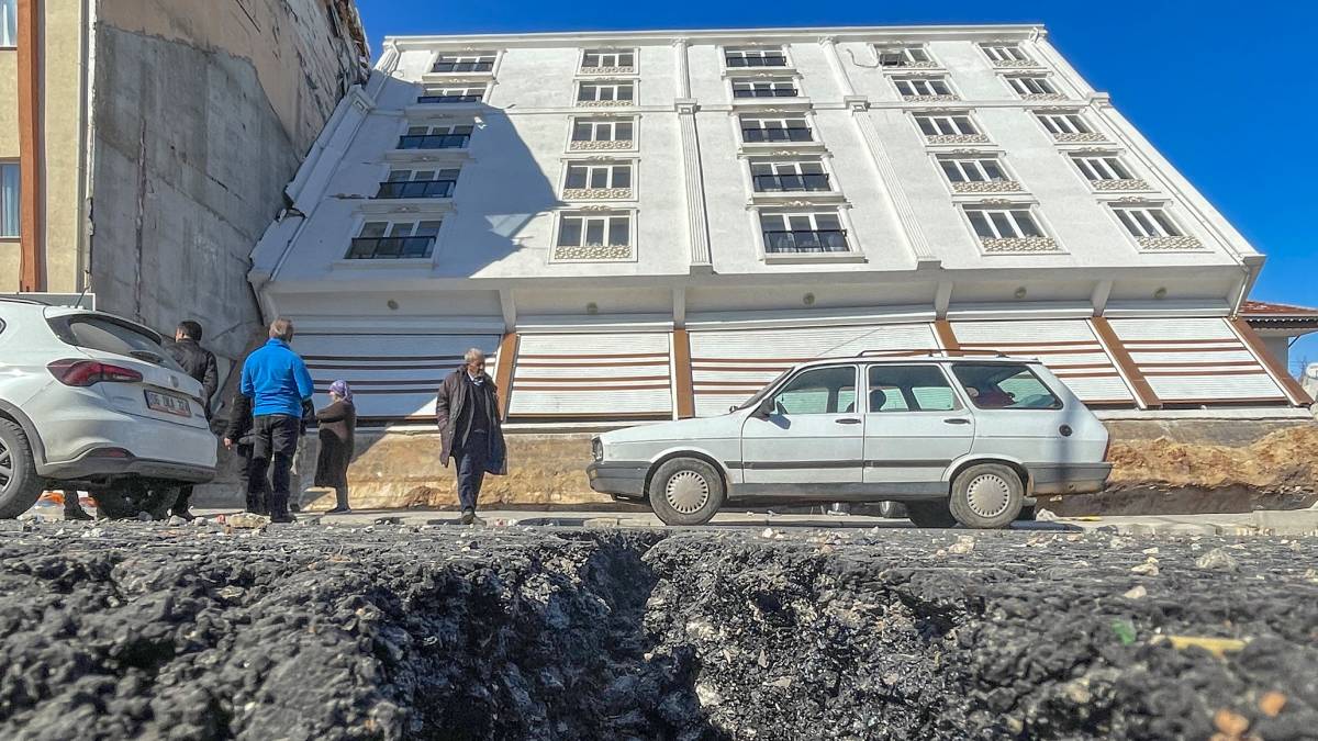 Görenleri şaşkına çevirdi: Depremde yan yatan binanın camları bile kırılmadı