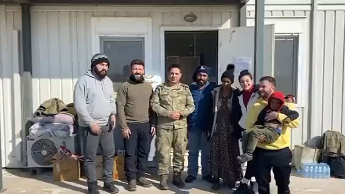 Mehmetçik işitme engelli depremzedelerin yanında! Artık onlara emanetler