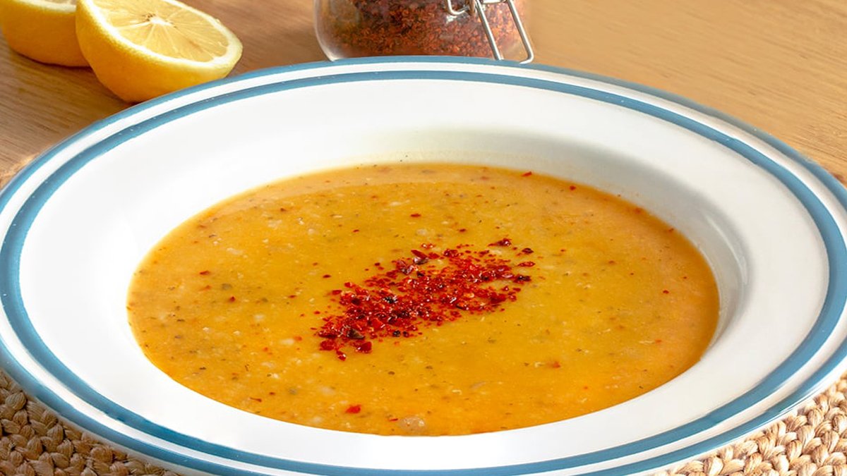 Bu çorba ocaktan iner inmez bitiyor! Lokanta usulü Ezo gelin çorbası ile içinizi ısıtın!