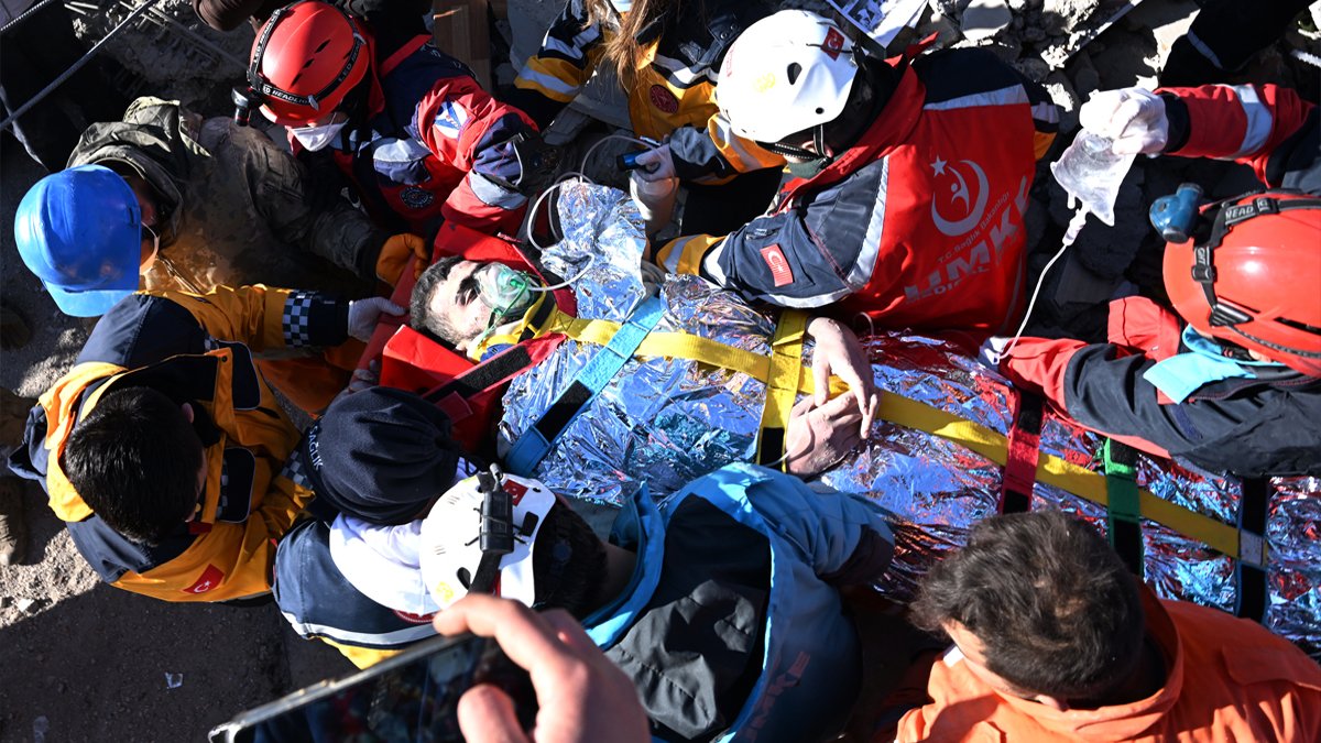 18 yaşındaki genç 199 saat sonra enkazdan çıkarıldı