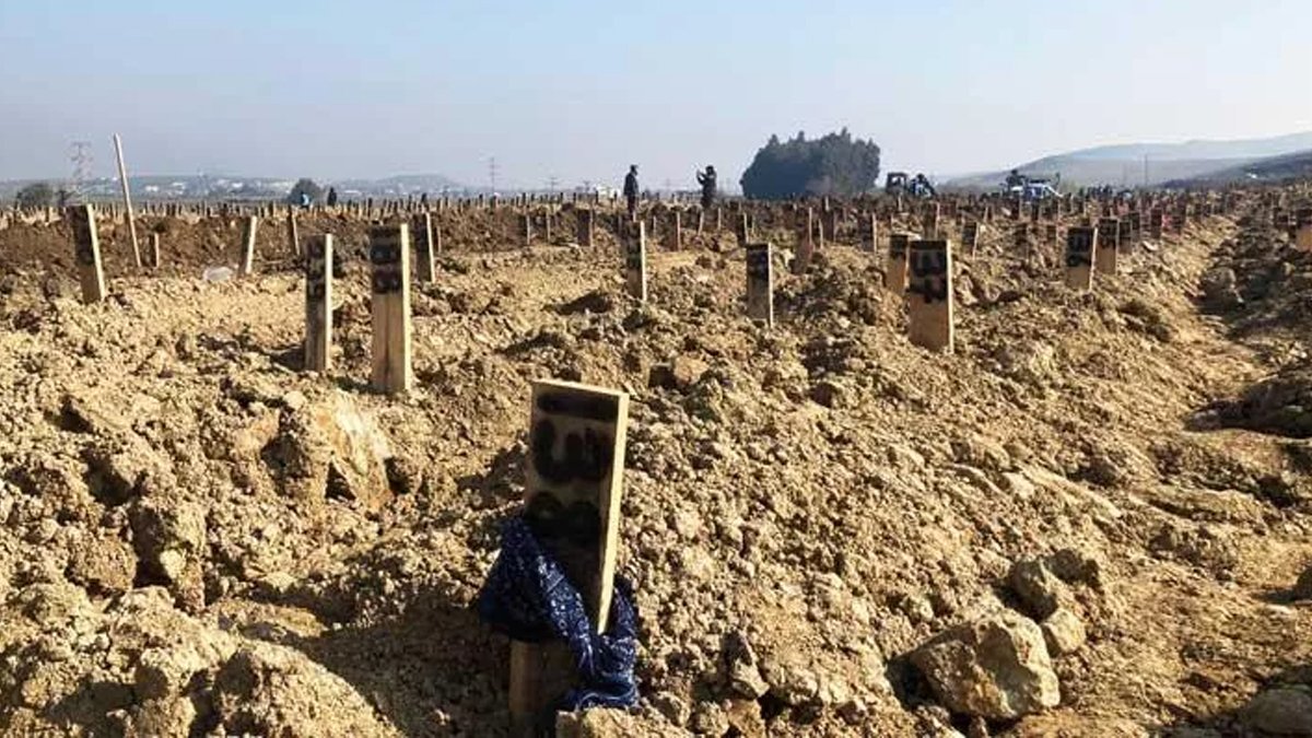 İsim yok numara var: Mezar taşlarına atkılar sarıldı...