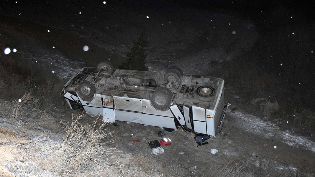 Deprem bölgesinden dönen midibüs devrildi: 13 yaralı