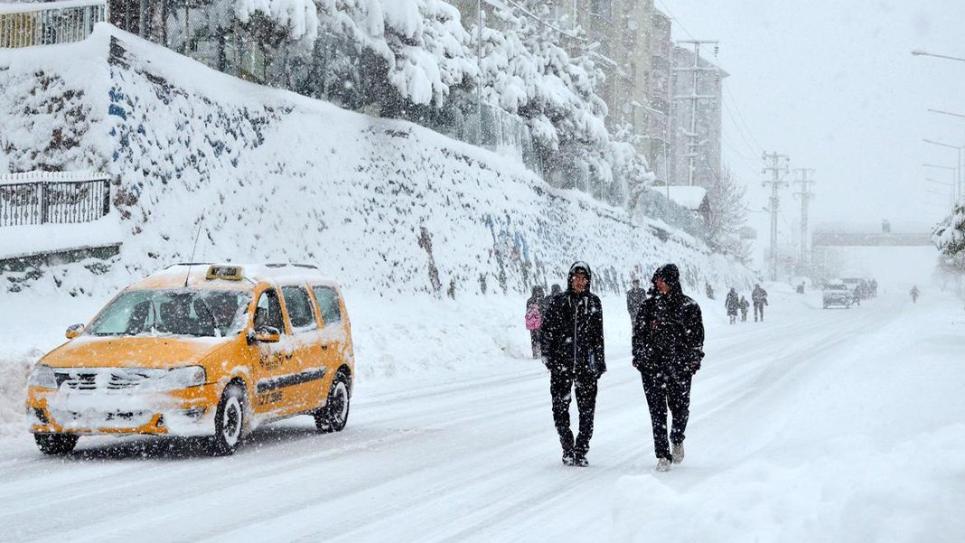 Meteoroloji'den 16 il için sarı kodlu uyarı: Kar, yağmur, fırtına alarmı