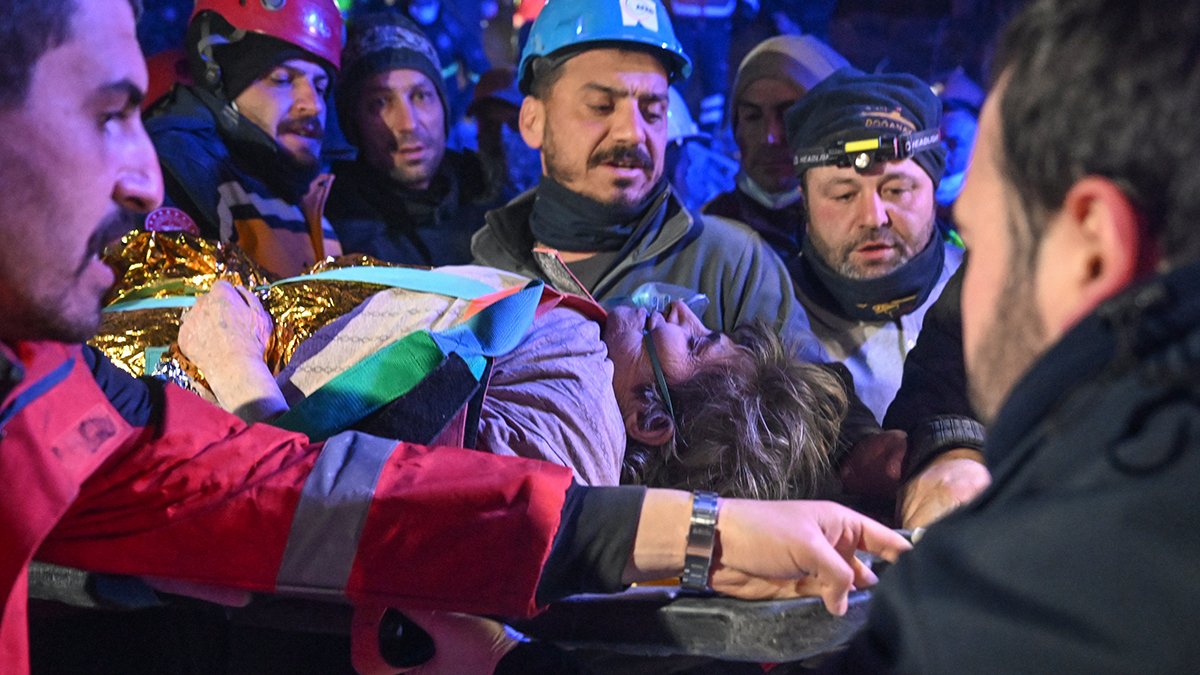 212'nci saatte bir umut daha: 77 yaşındaki Fatma Güngör kurtarıldı
