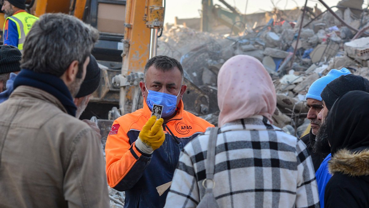 Enkaz başındaki 'umut' bekleyişinde kahreden kare: Yıkımın fotoğrafı...