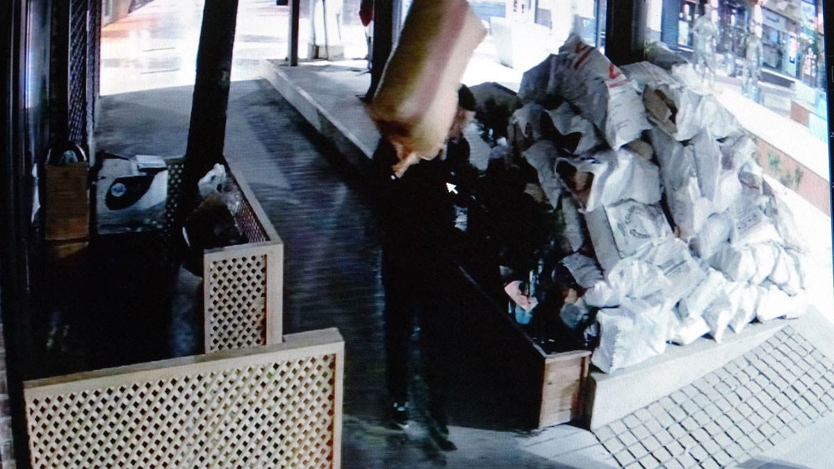 Hırsızlığın da böylesi! Depremzedeler için toplanan yün yorganı çaldı...