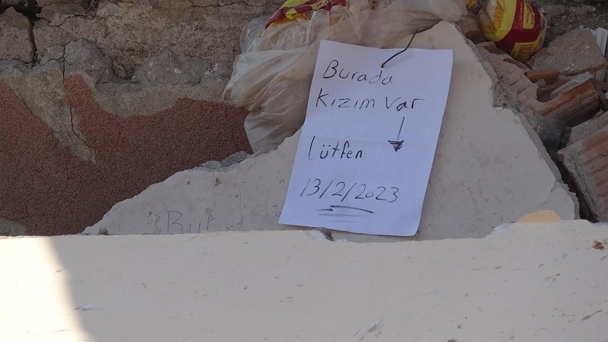 Enkazda yürek yakan not: Kızının yerini işaretledi