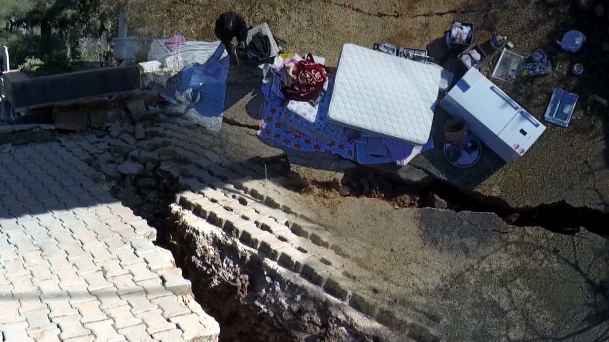 Deprem köyü ortadan ikiye böldü: Kıyamet kopuyor sandık