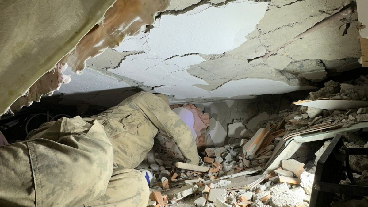 Adıyaman'da enkaz altındaki 13 yaşındaki Esma'dan kahreden sözler: Ayağımı kesin