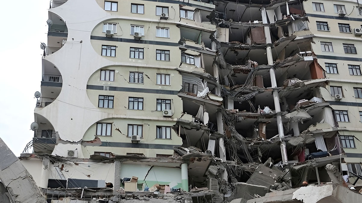 Kahramanmaraş'taki depremin 900 km uzaktaki binayı salladığı anlar kamerada! Korkutan görüntüler...