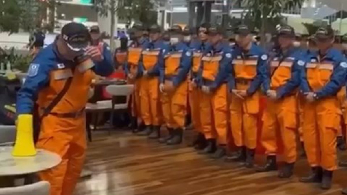 Japon kurtarma ekibinden saygı duruşu