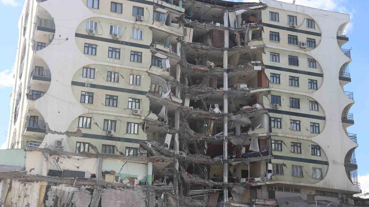 Haklarında yakalama kararı çıkarılmıştı! Yaptıkları binanın enkazında kalarak hayatlarını kaybettiler