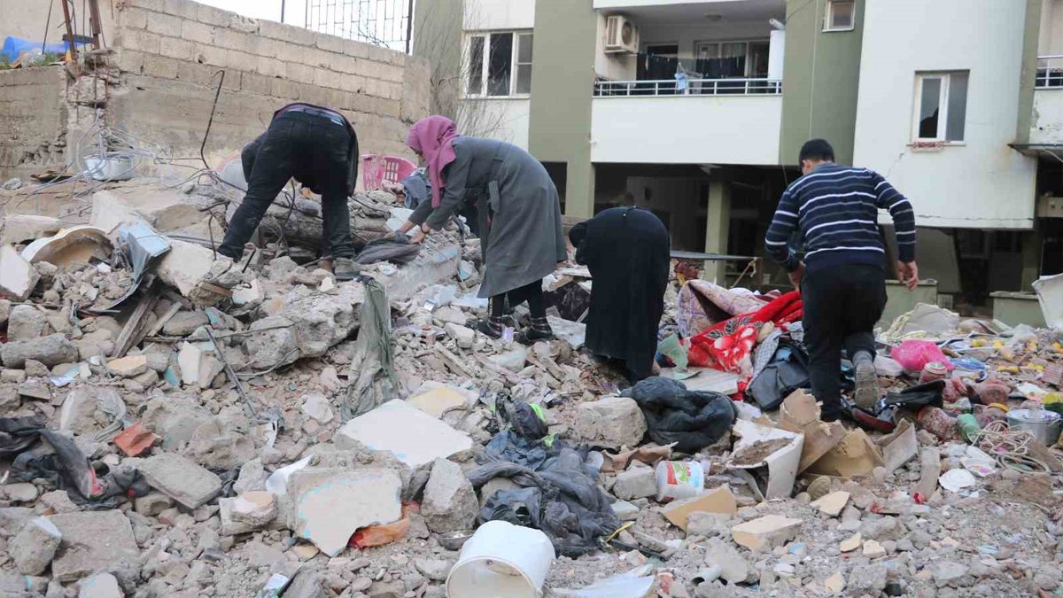 Savaştan kaçıp depreme yakalandılar: Suriyeli aile çocuklarının cansız bedenini kendileri çıkardı