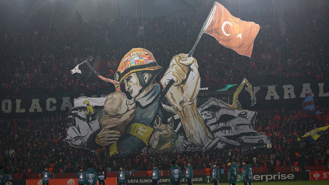 Tüm dünya bu koreografiyi konuşuyor: Proteo ve kurtarıcılar, Türkiye'deki Trabzonspor maçında onurlandırıldı