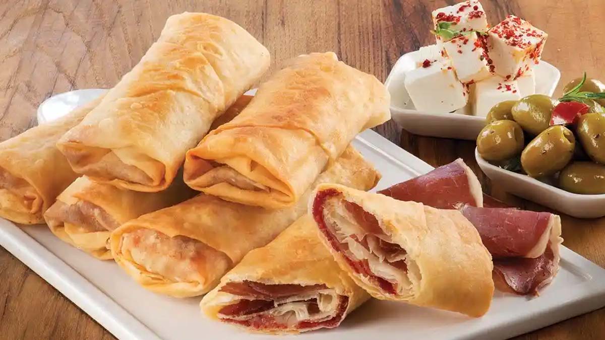 Bu börek pişer pişmez kapış kapış gidiyor! Dillere destan paçanga böreği ile sizde çay saatlerinizi renklendirin