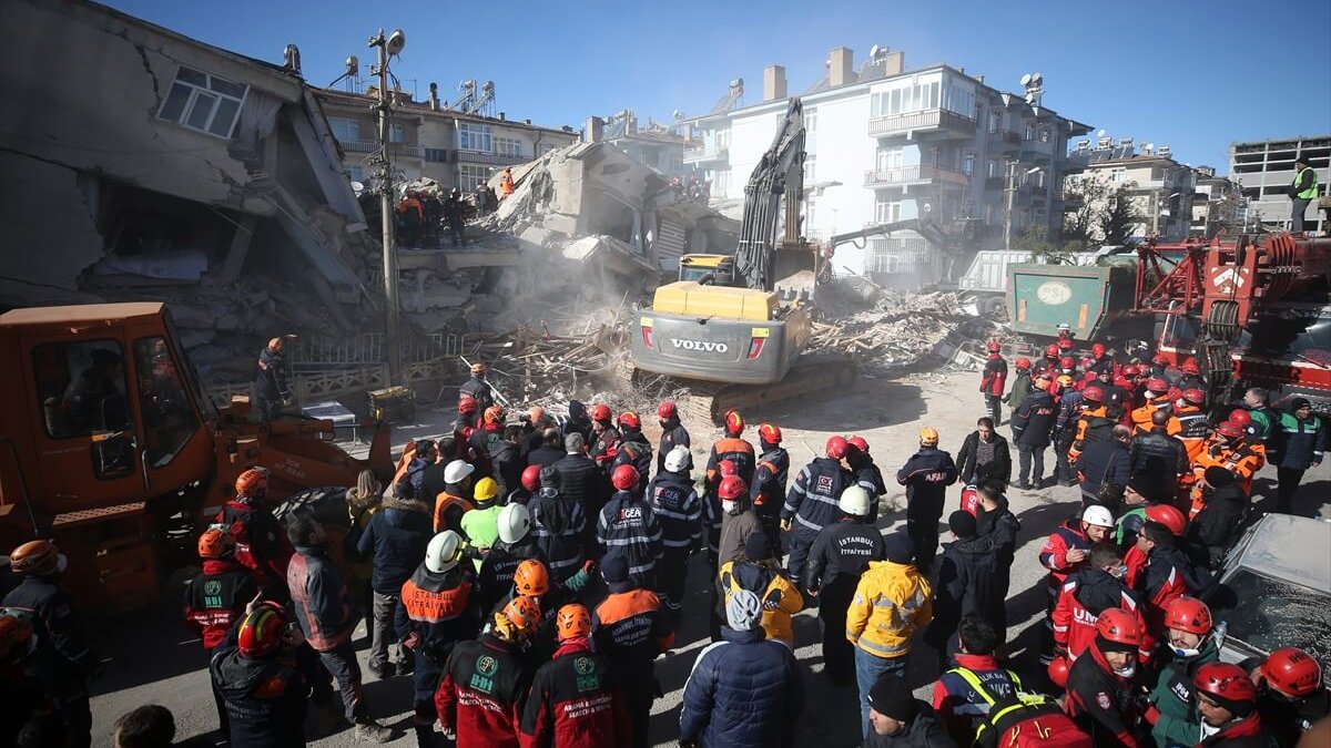 Uzman isimden afet bölgeleri için hayati uyarı: Arama kurtarma çalışmaları en az 14 gün devam etmeli