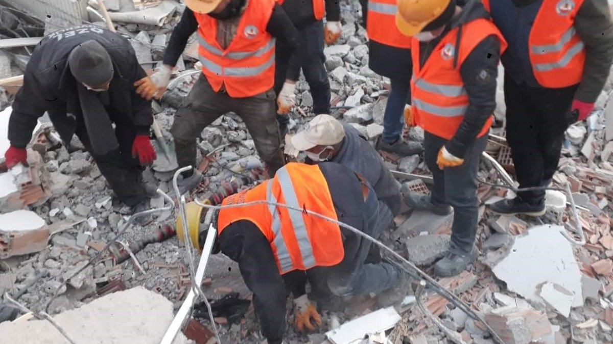 Kurtarma ekipleri ülkelerine dönüyor