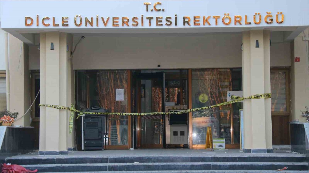 Hasar tespit edilen Dicle Üniversitesi rektörlük binasına tahliye