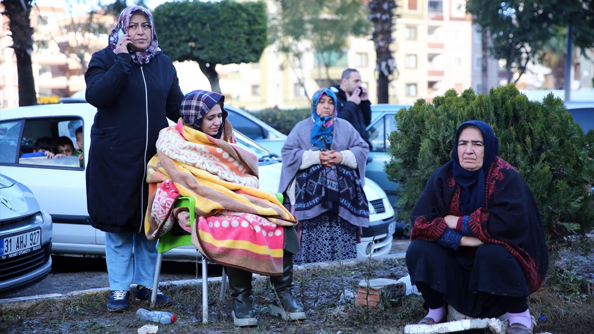 Depremde de yük kadınların omzunda: İhtiyaçları arka plana itilmiş, savunmasız haldeler